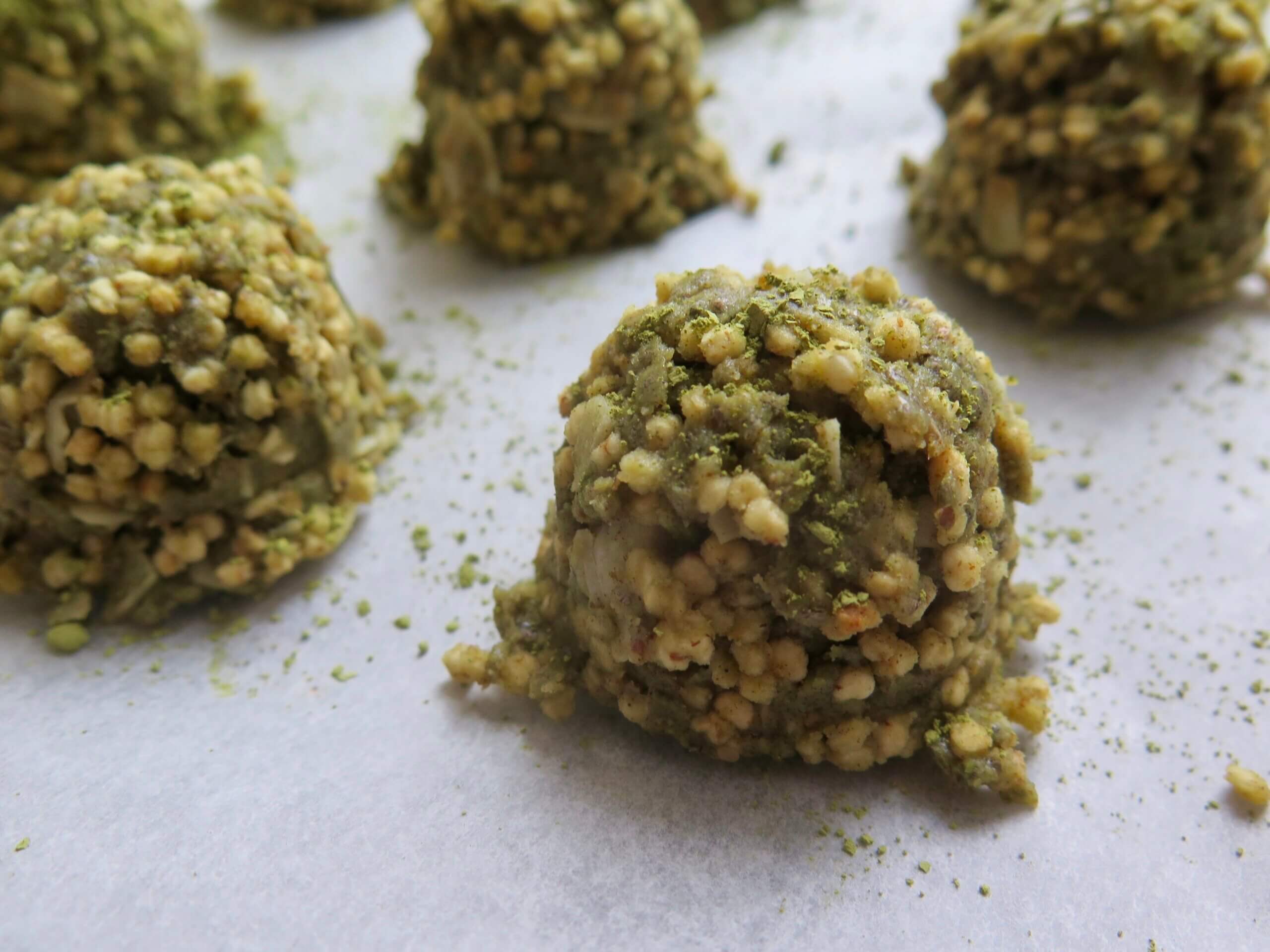 Boules d'énergie aux protéines végétales et au matcha