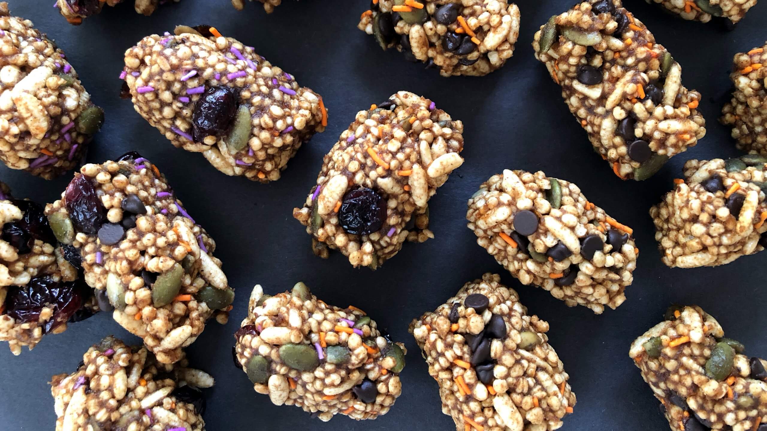 Boules d'énergie céréales soufflées, épices d’automne et beurre d’amandes