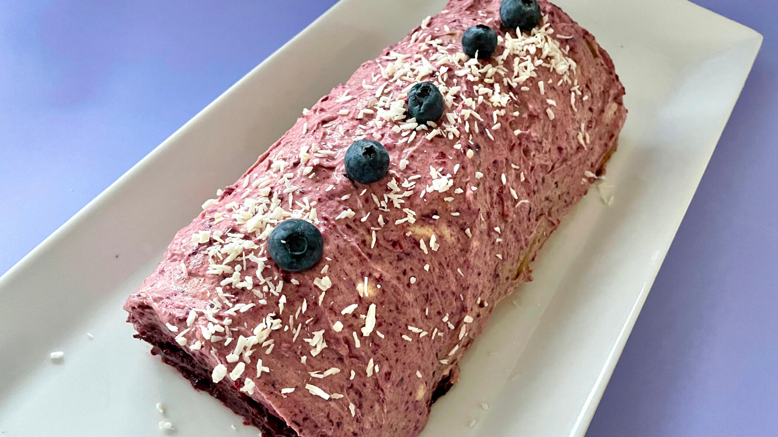 Gâteau roulé santé aux bleuets et fromage à la crème sans sucre raffiné