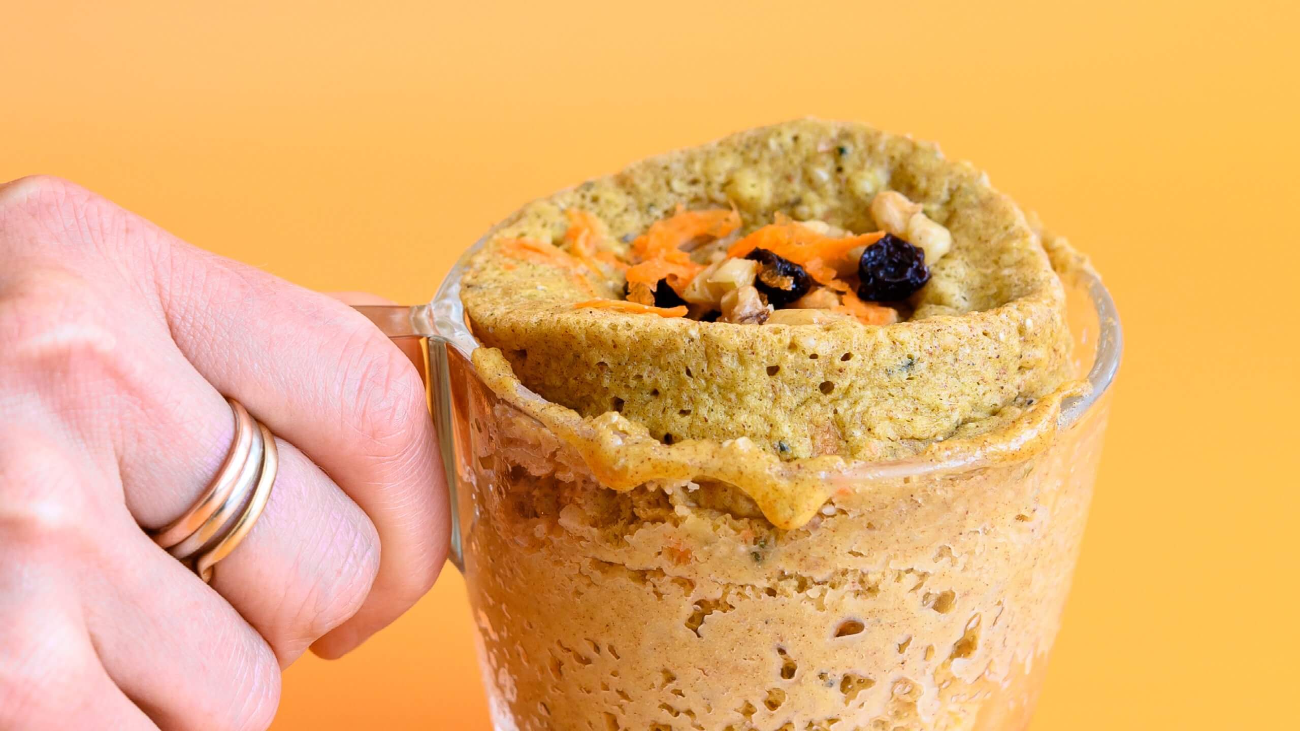 Muffin dans une tasse protéiné aux carottes, épices et noix de Grenoble