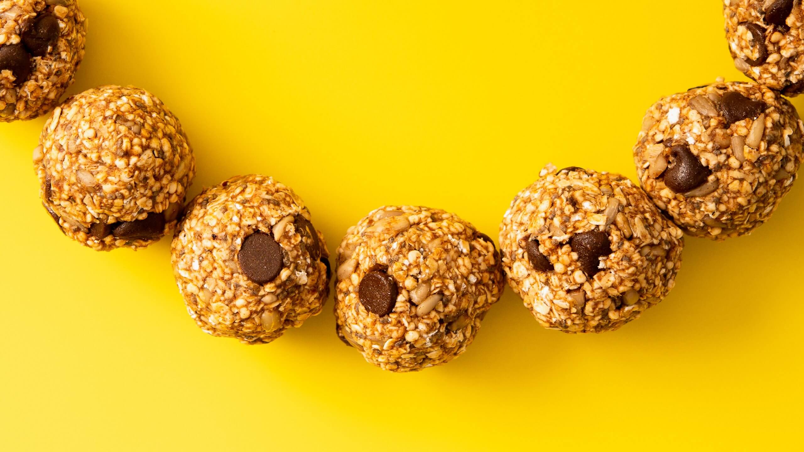 Boules d’énergie aux bananes, graines de tournesol et choco sans sucre raffiné