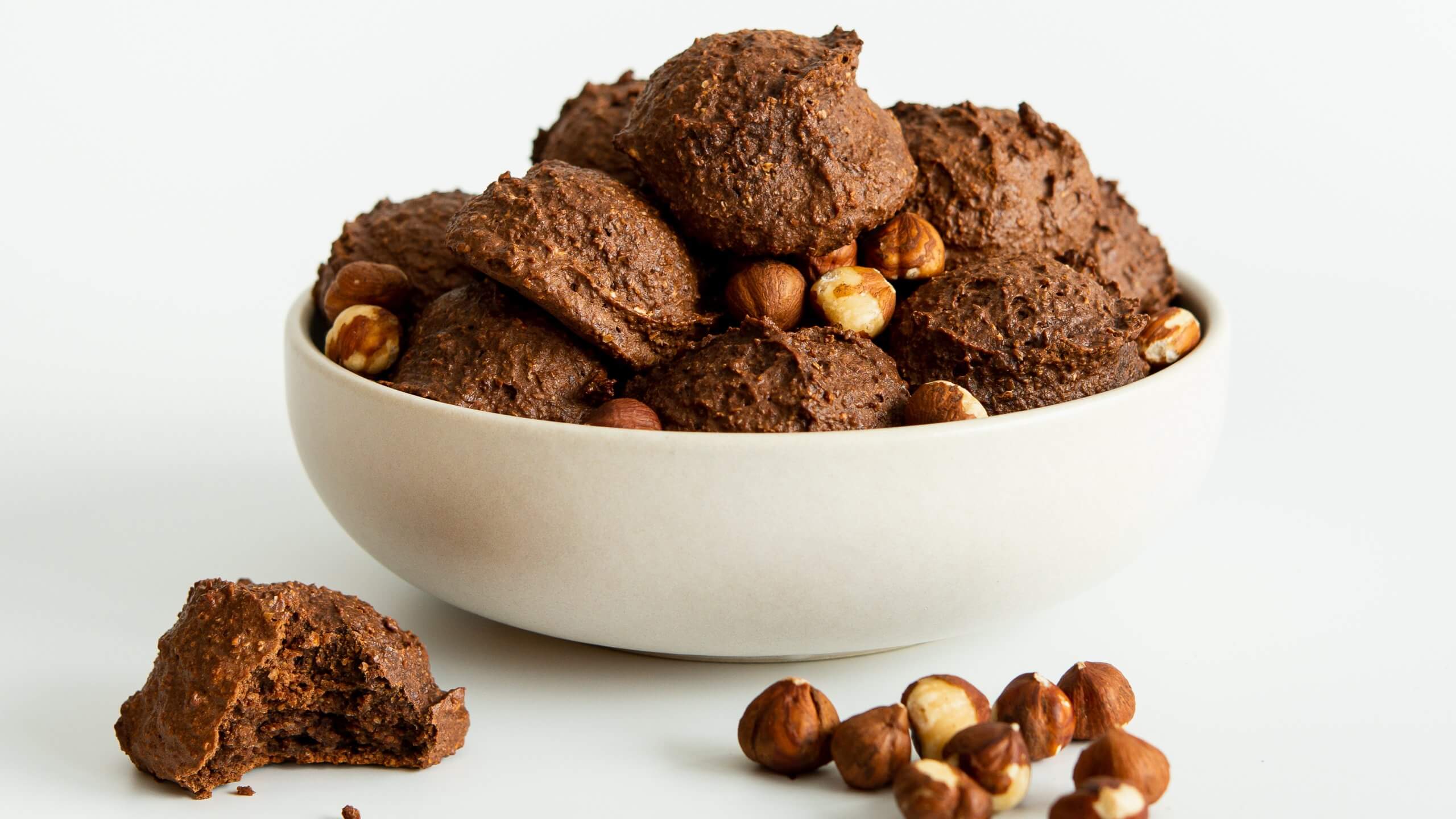Boules d'énergie protéinées aux noisettes et cacao sans sucre raffiné
